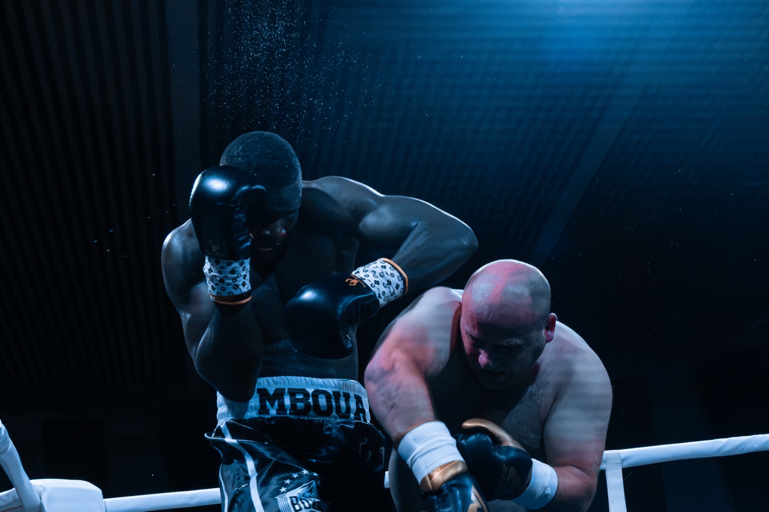 Corps à corps entre deux boxeurs