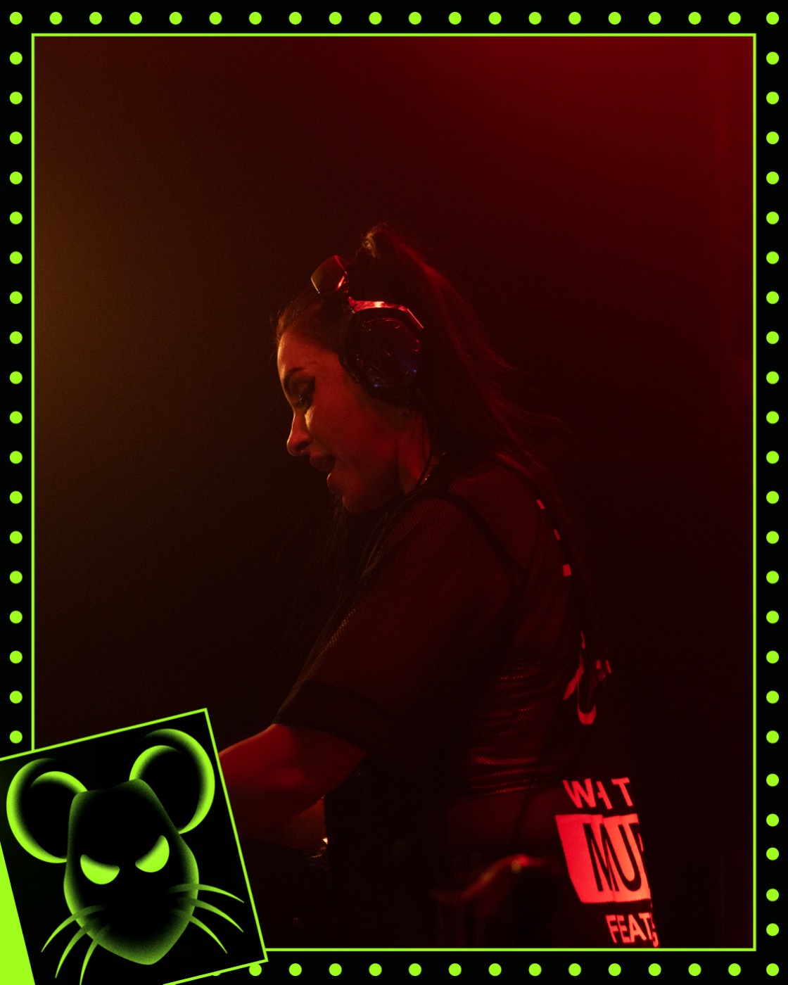 DJ Animé sous lumière rouge