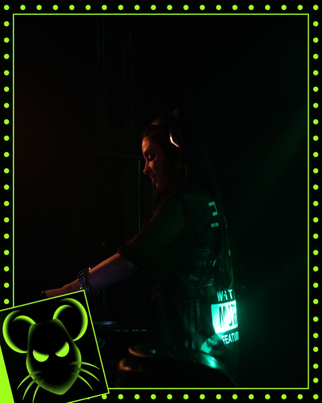 DJ Animé sous lumière verte